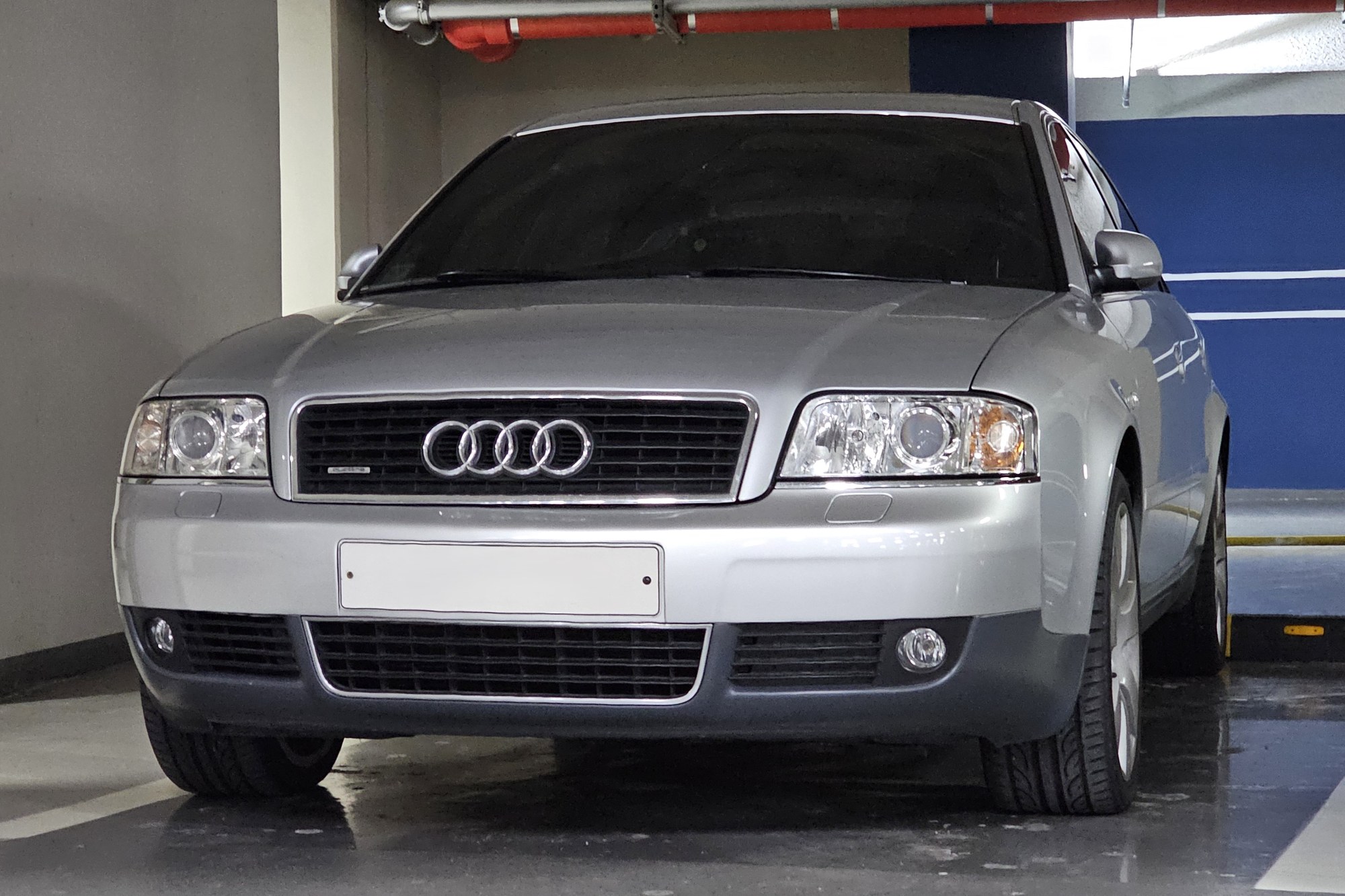Audi A6 поколения C5 в версии 2.4 quattro, серебристый седан, вид спереди