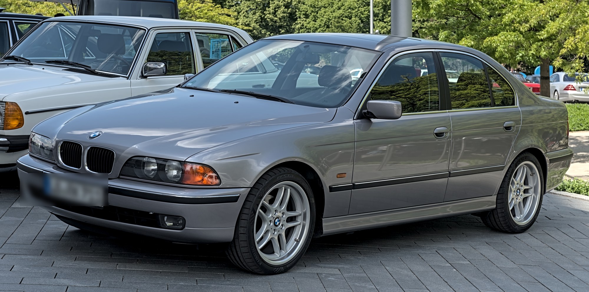 BMW пятой серии в кузове E39, серебристый седан, вид спереди слева
