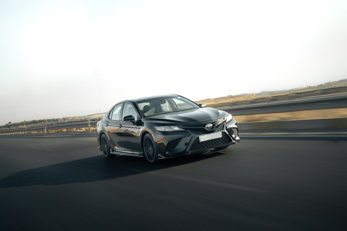 Toyota Camry в движении по трассе