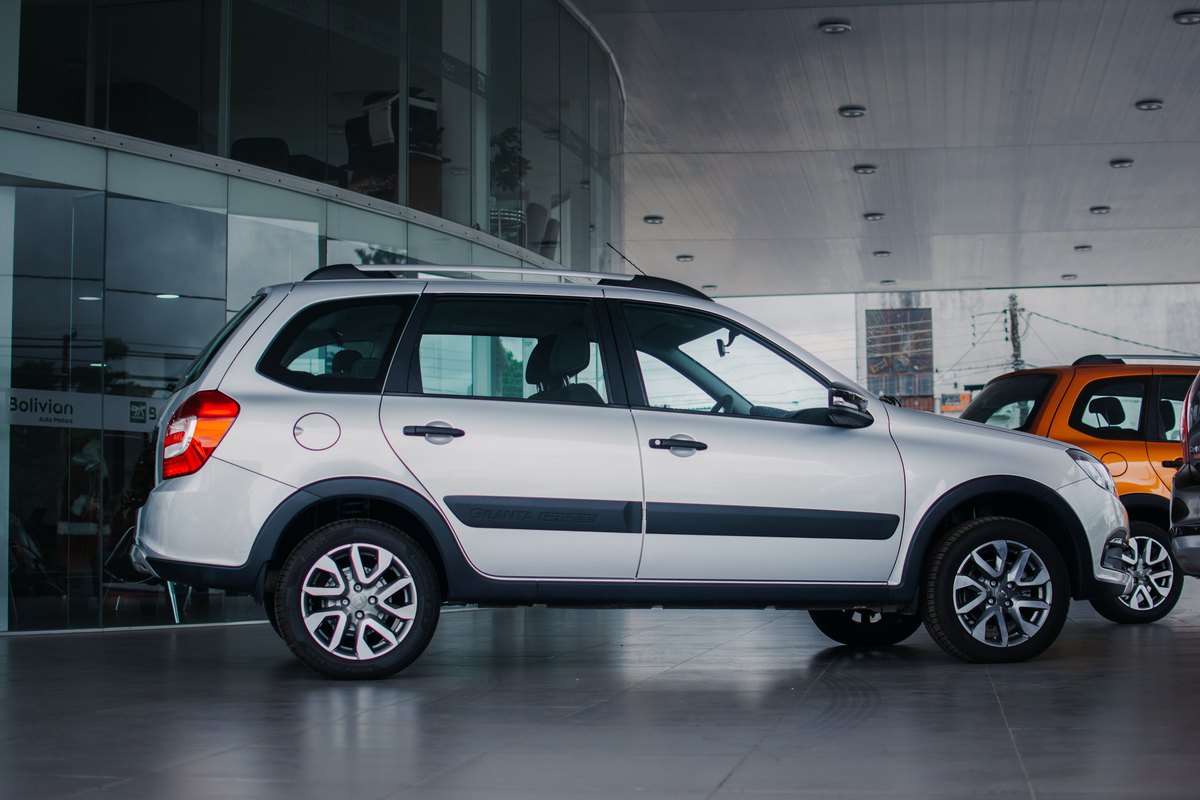 Lada Granta Cross в профиль в автосалоне