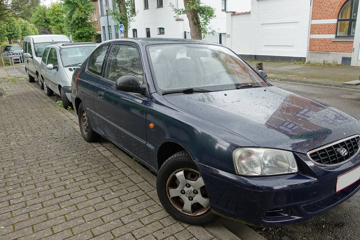 Hyundai Accent поколения LC у тротуара