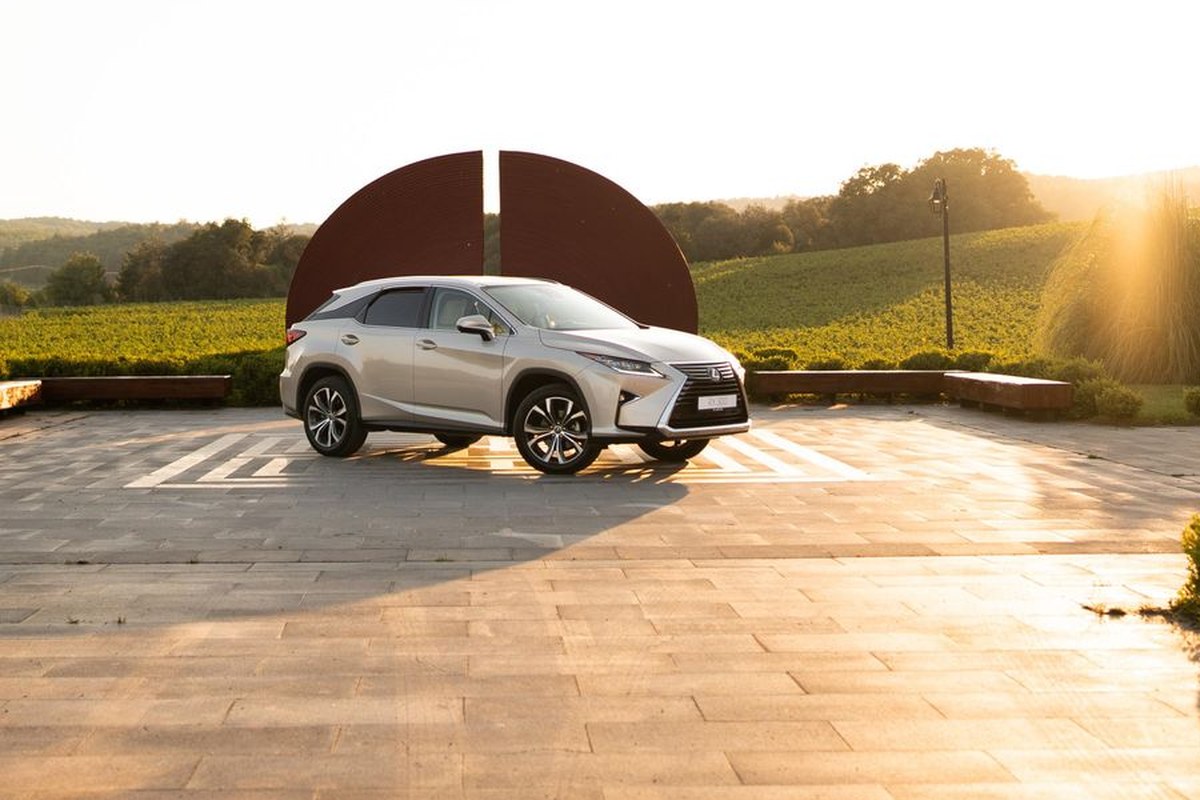 Lexus RX на площадке на закате