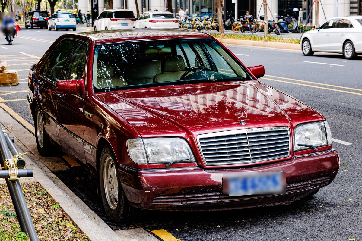 Mercedes-Benz S-класса поколения W140 у тротуара