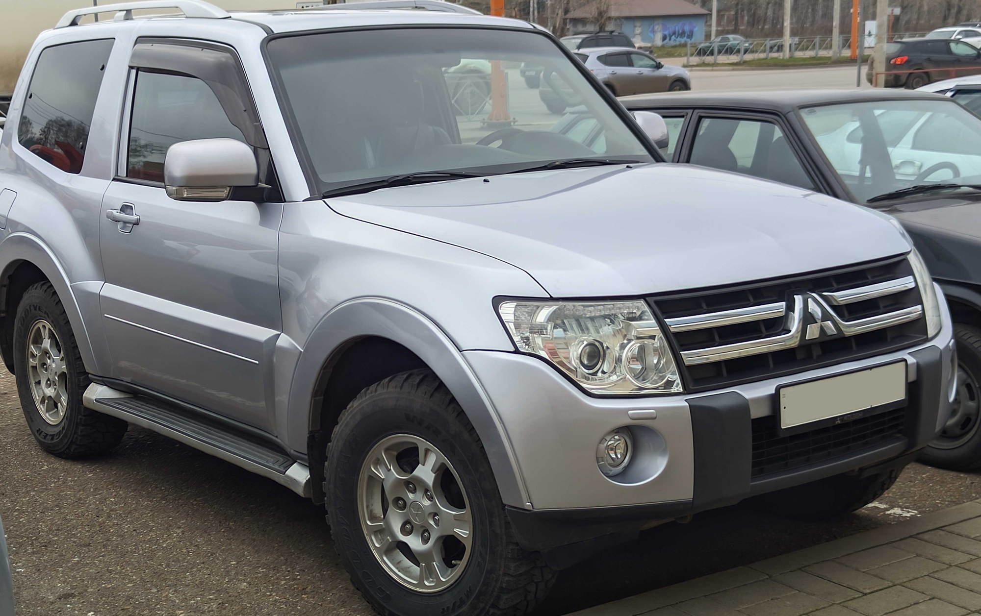 Mitsubishi Pajero четвёртого поколения, трёхдверный кузов, серебристый, вид спереди сбоку