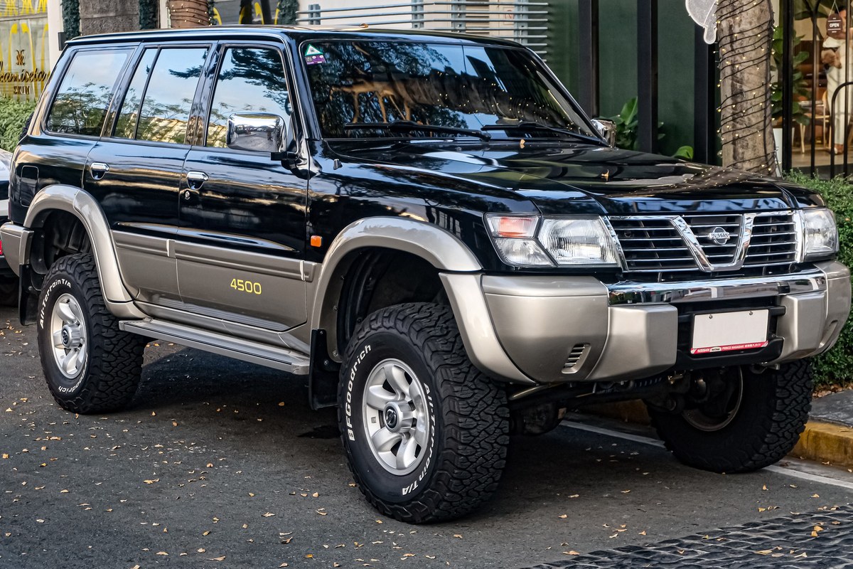 Nissan Patrol Y61 с шильдиком 4500 на борту