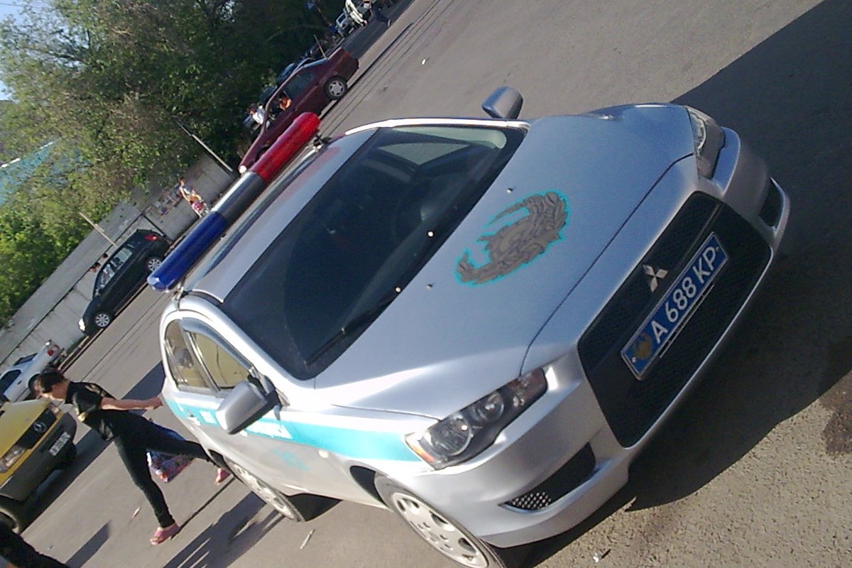 Автомобиль полиции на улице Алматы