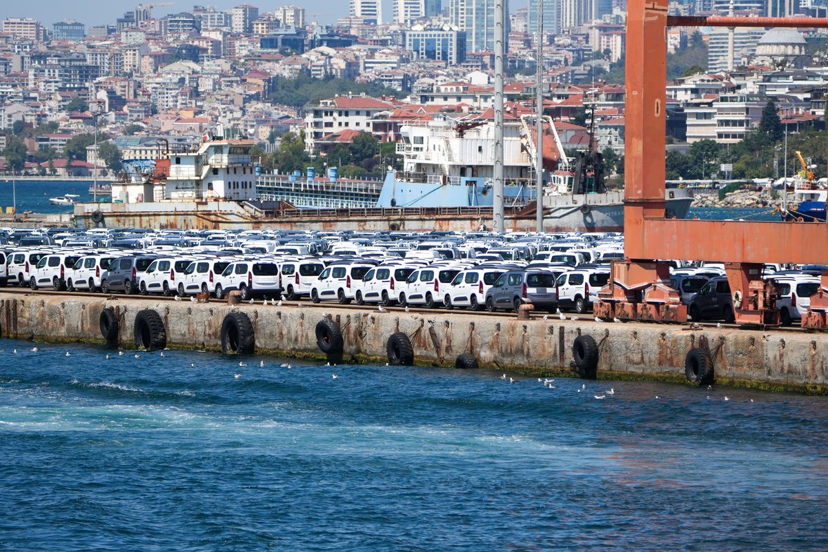 Новые автомобили на причале морского порта