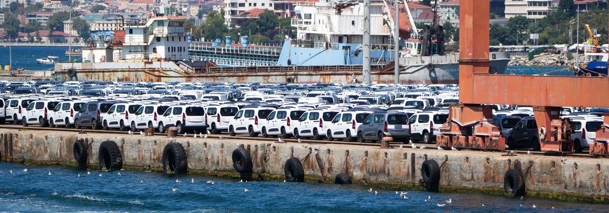 Новые автомобили на причале порта