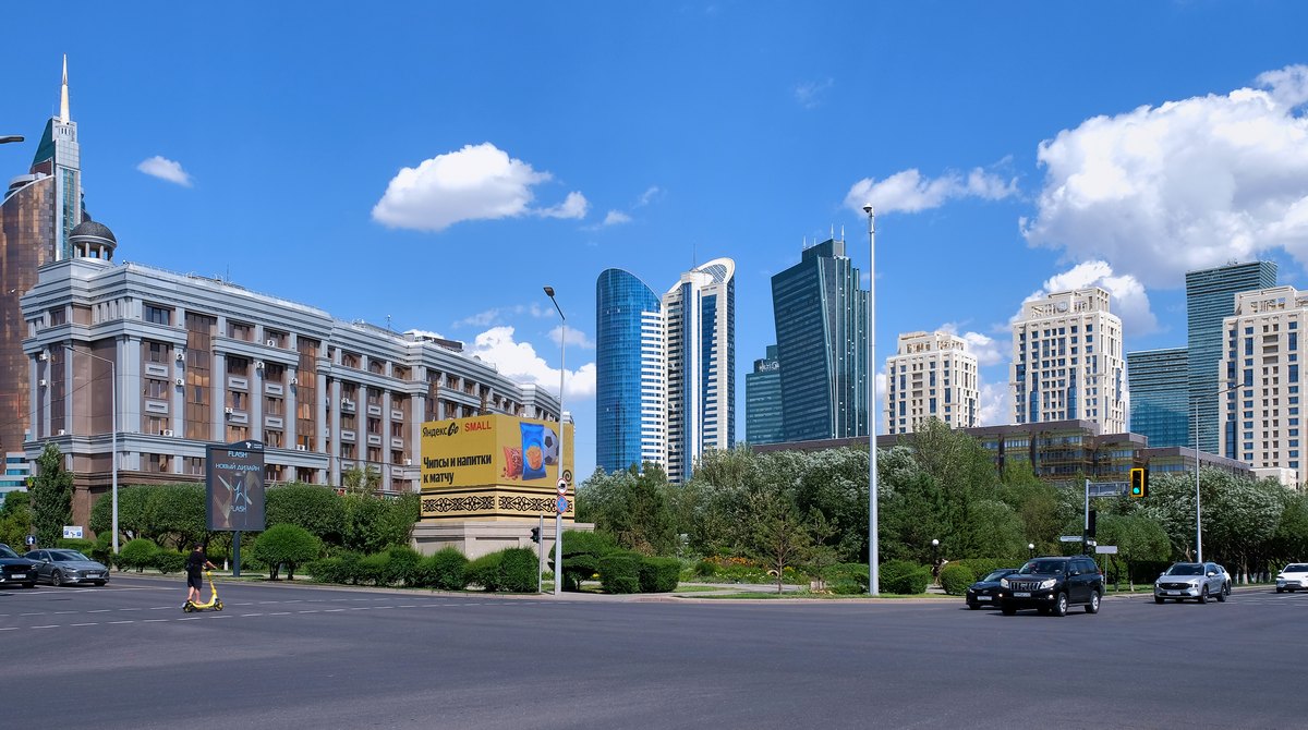 Перекрёсток со светофором на проспекте в Астане