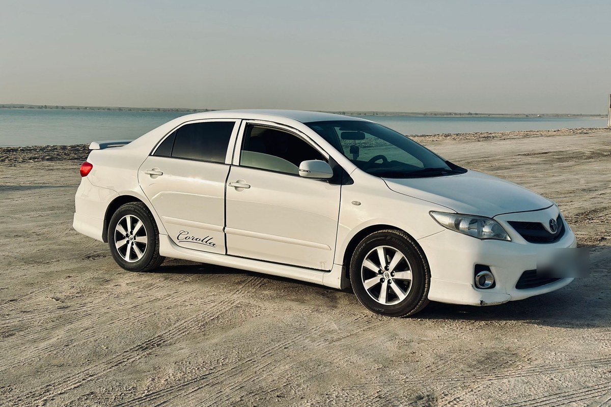 Toyota Corolla в профиль на берегу