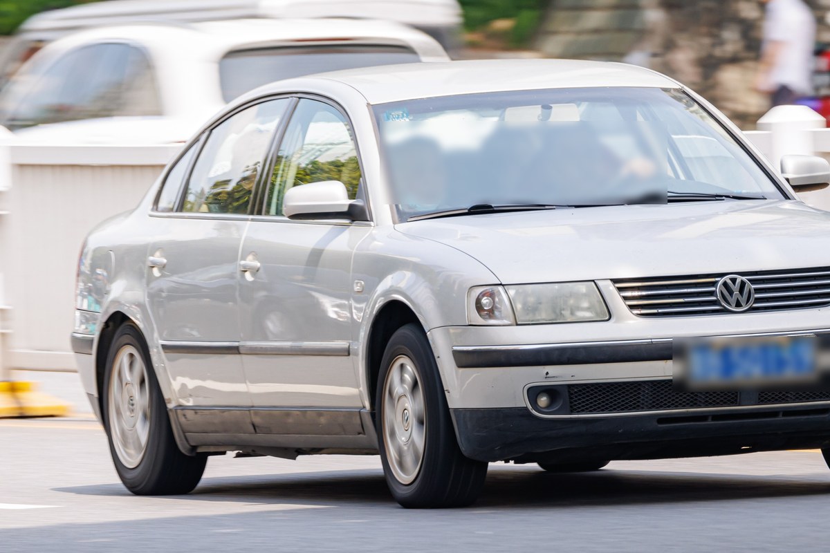 Volkswagen Passat поколения B5 в движении