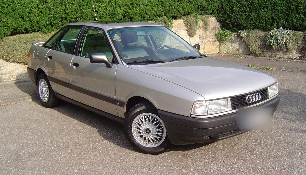 Серебристый Audi 80 B3 с литыми дисками, вид спереди в три четверти, на асфальте
