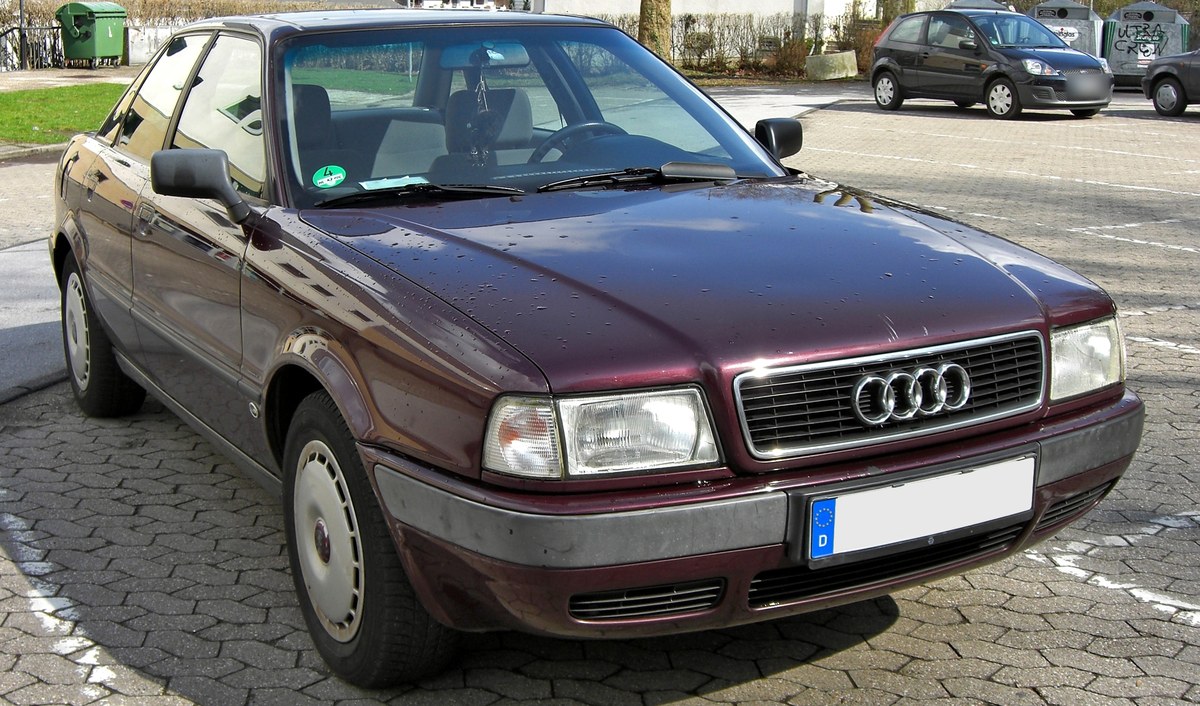 Тёмно-бордовый Audi 80 B4, вид спереди в три четверти, на парковке