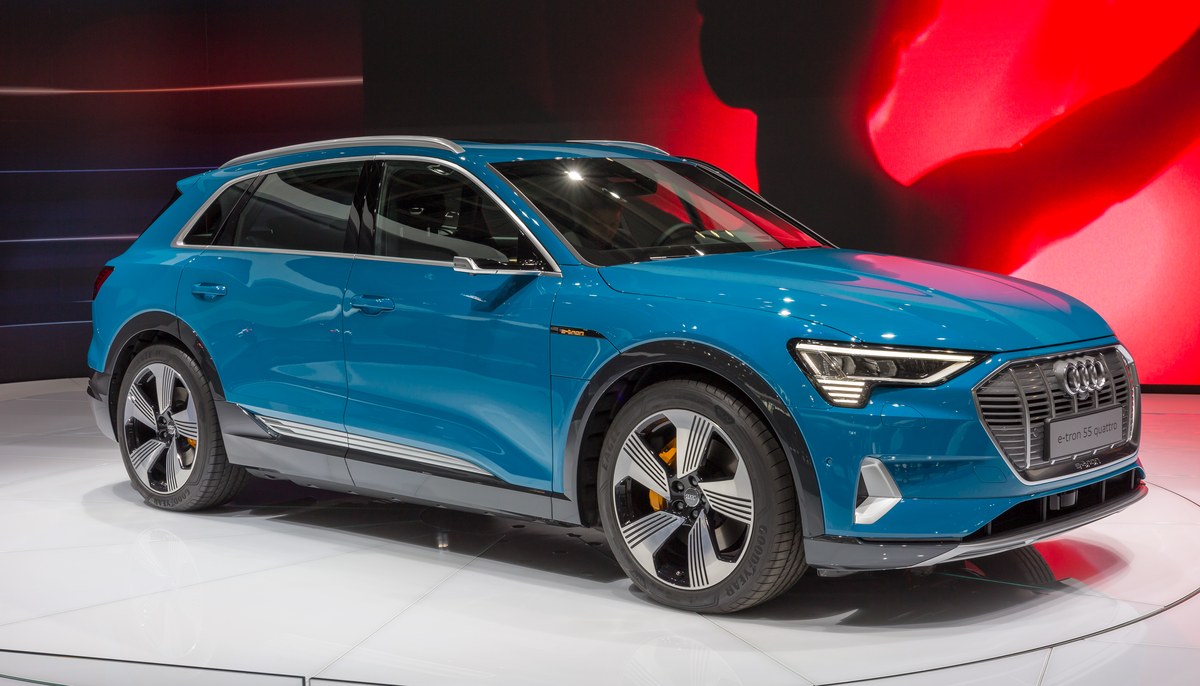 Синий Audi e-tron на выставочном стенде, вид спереди справа