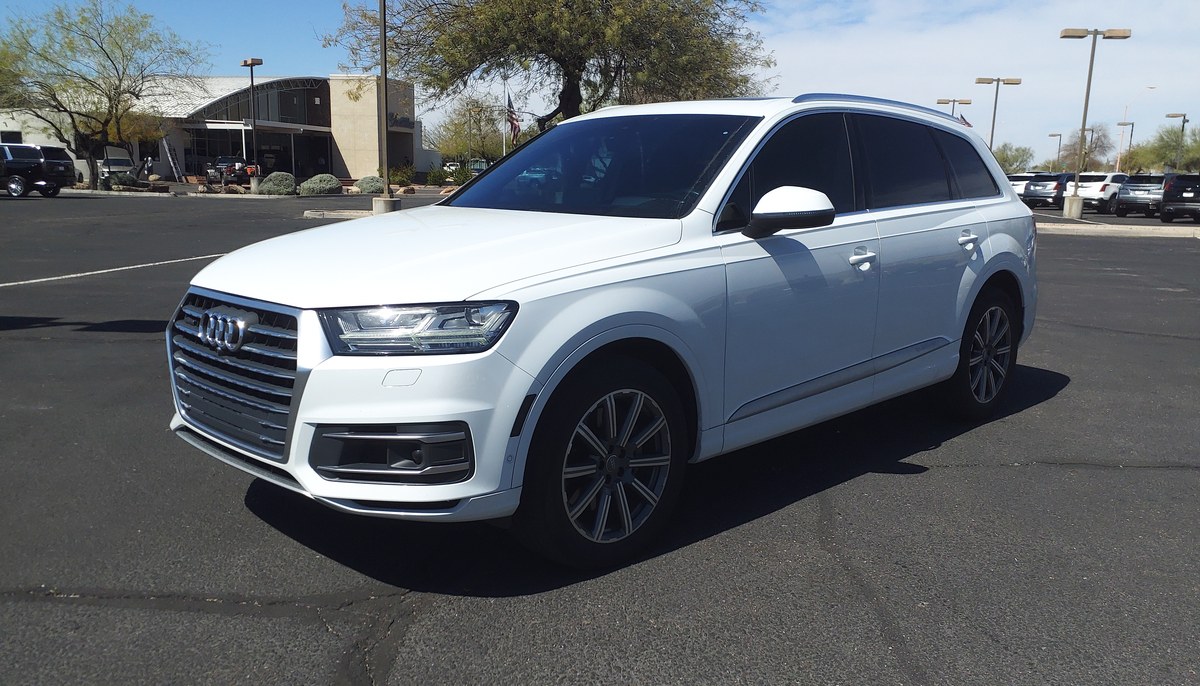 Белый Audi Q7 второго поколения, вид спереди слева, на стоянке