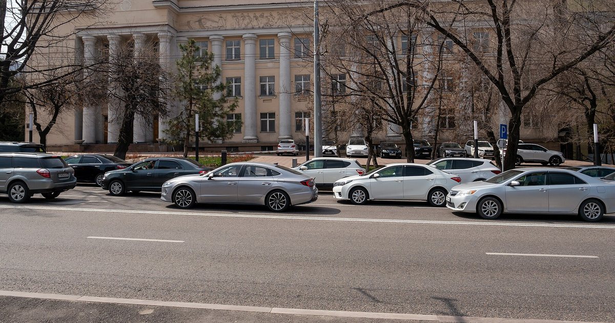 Припаркованные автомобили на улице Абылай хана в Алматы