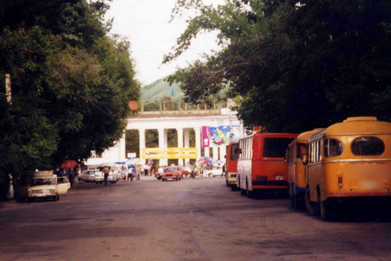 Автобусы у тротуара на улице Гоголя в Алматы, снимок 1999 года