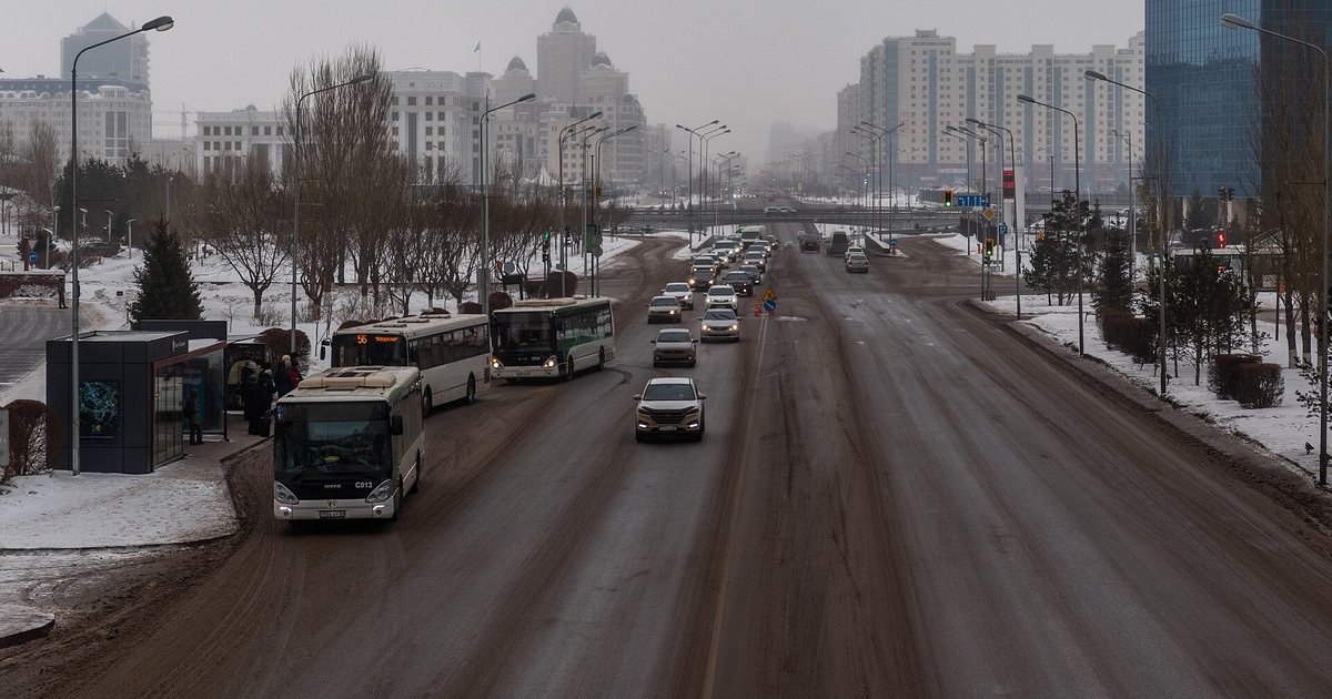Проспект в Астане с автобусами и потоком автомобилей