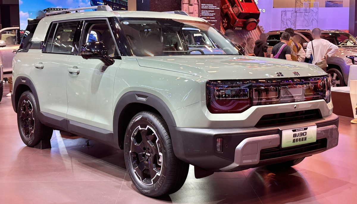 Бледно-зелёный BAIC BJ30e второго поколения на выставочном стенде, вид спереди в три четверти