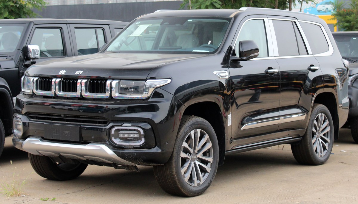 Чёрный рамный внедорожник BAIC BJ60, вид спереди и сбоку, китайская версия, Лоян, Китай