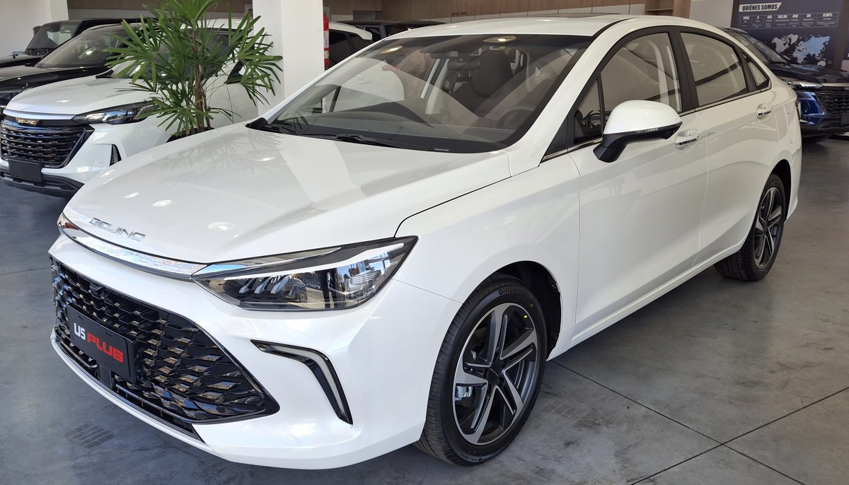Белый седан BAIC U5 Plus, вид спереди сбоку, в дилерском салоне в Аргентине