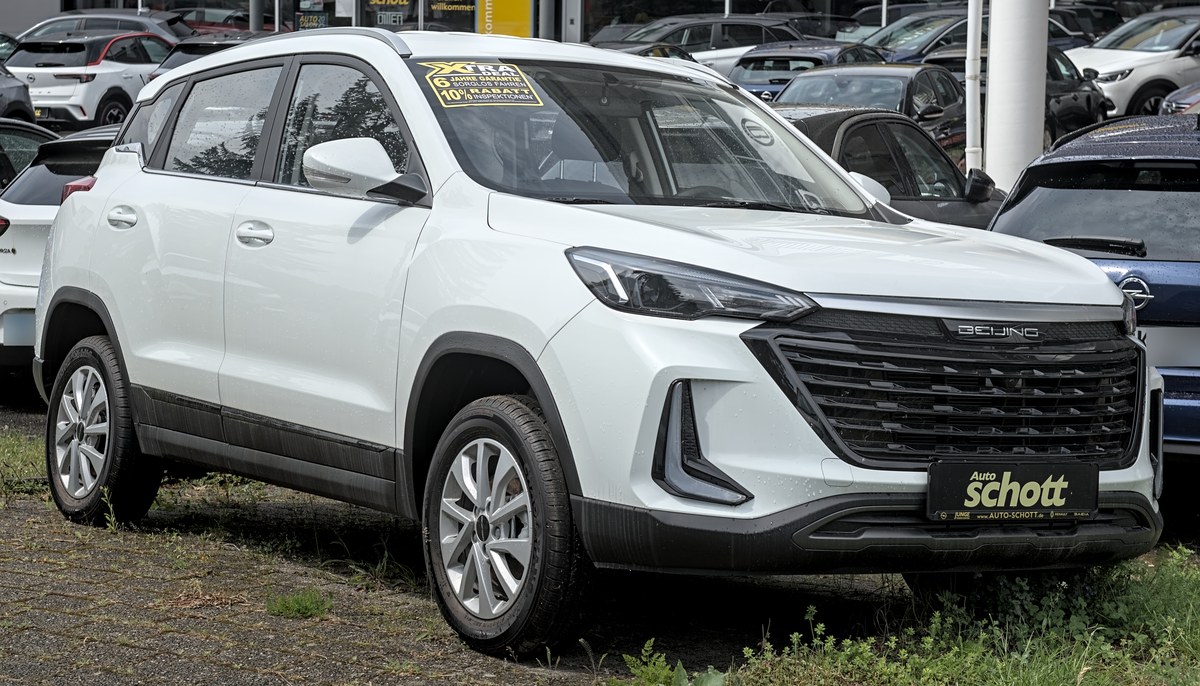 Белый кроссовер BAIC X35 (Beijing X3), вид спереди сбоку, у дилера в Германии