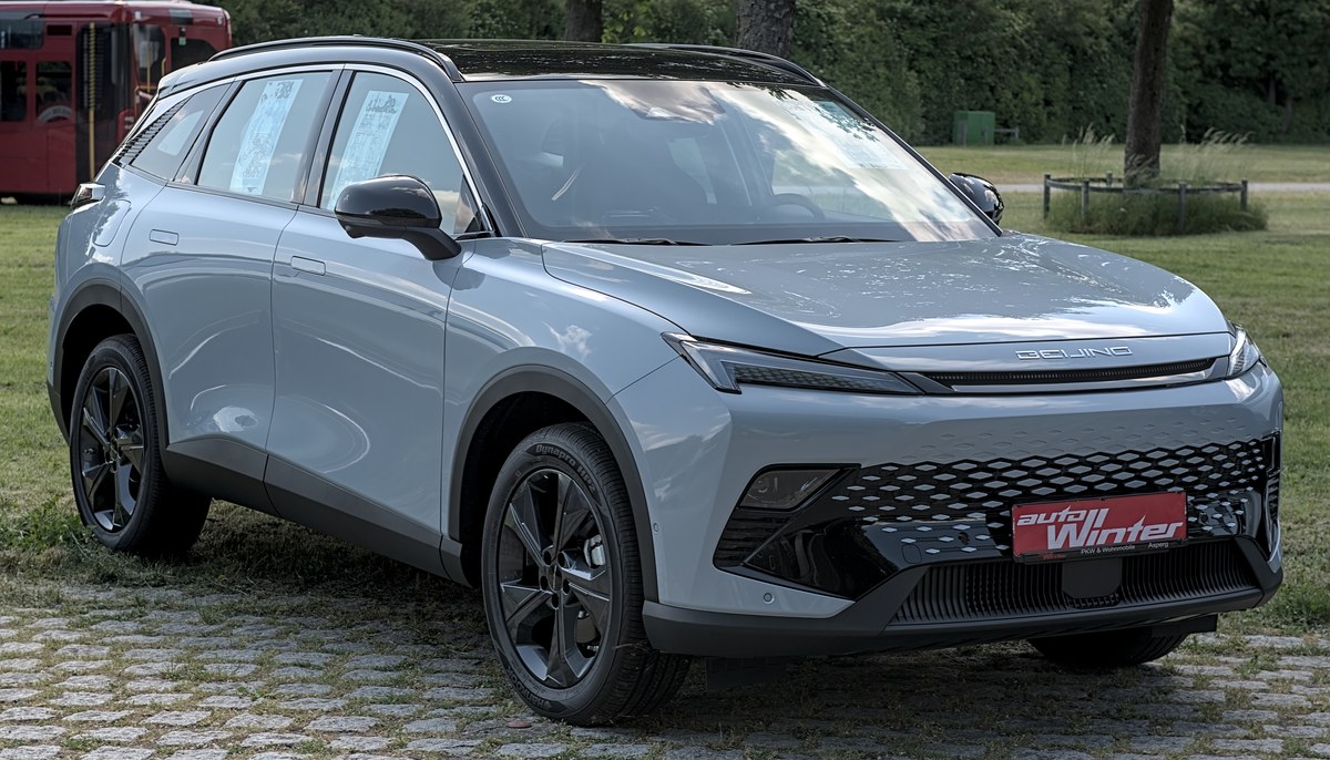 Светло-серый кроссовер BAIC X55 с чёрной крышей, вид спереди сбоку, выставка в Германии