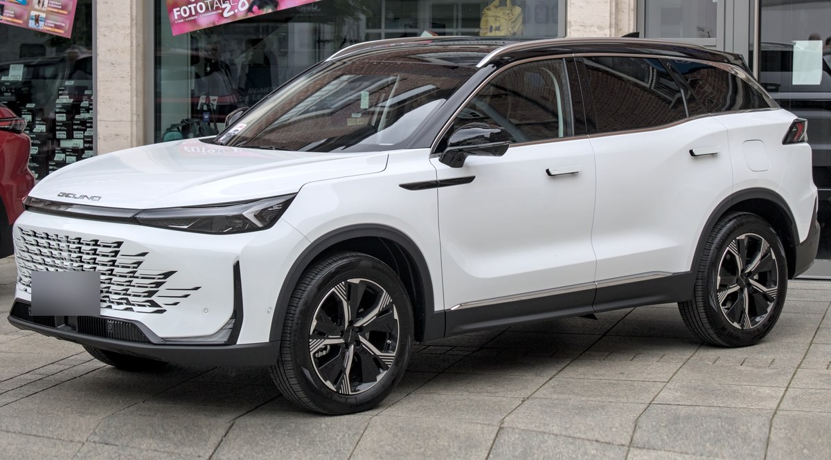 Белый кроссовер BAIC X75 (в Казахстане BAIC X7) с чёрной крышей, вид спереди слева, Германия