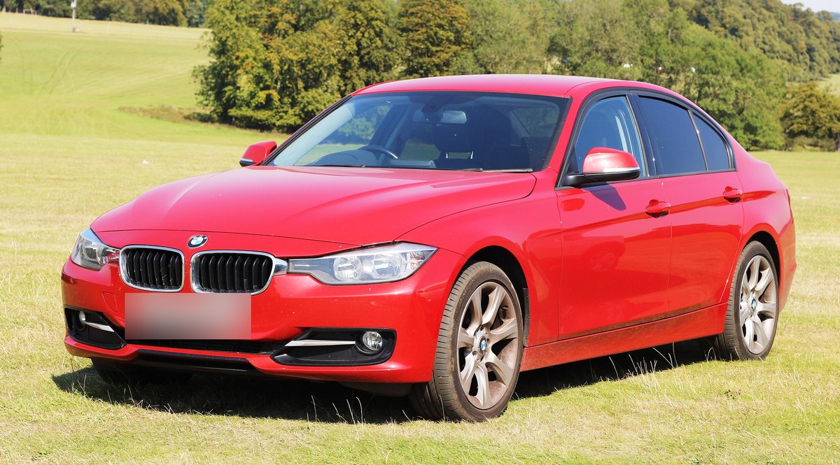 BMW 3 серии F30 седан красного цвета, вид спереди сбоку