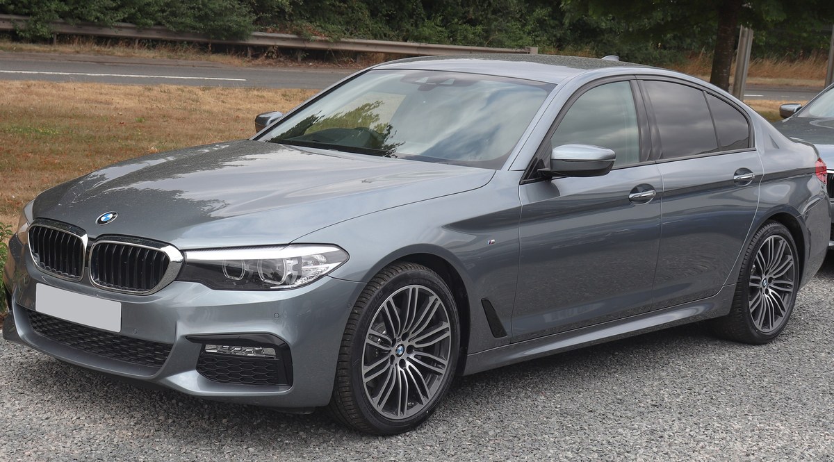 BMW 5 серии G30 седан в сером цвете, вид спереди сбоку
