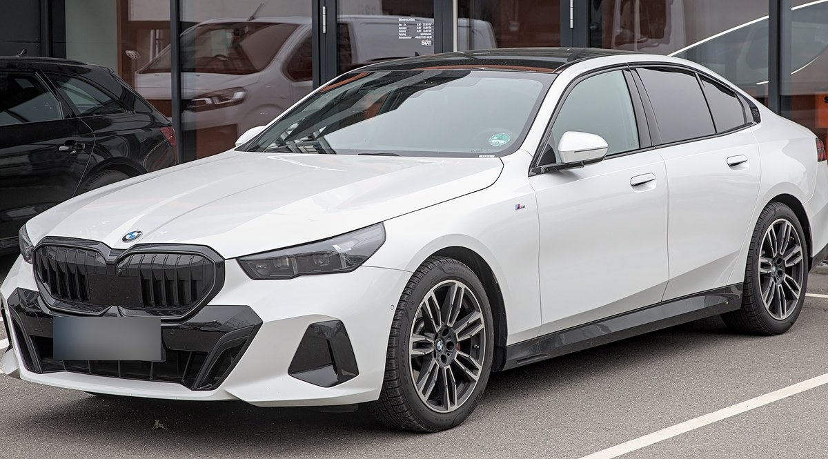 BMW 5 серии G60 седан белого цвета, вид спереди сбоку