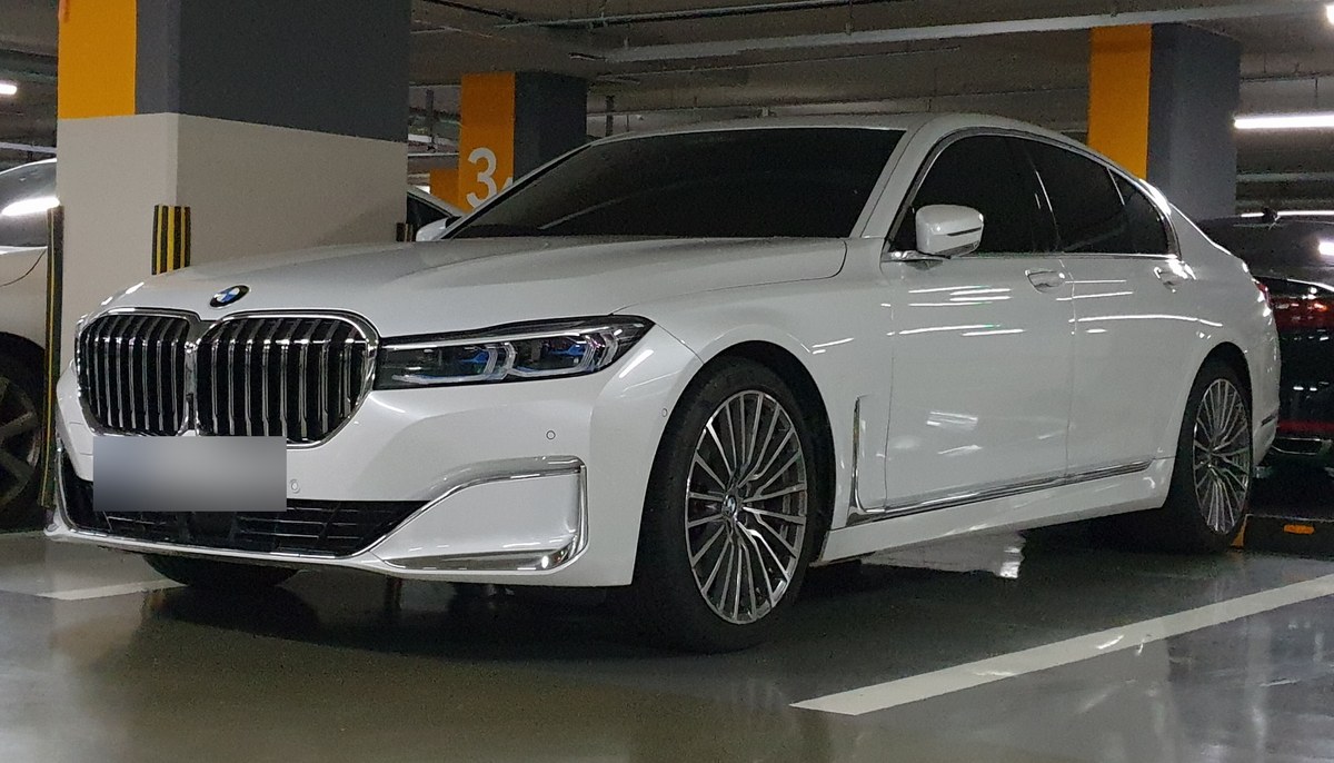 BMW 7 серии G11 седан белого цвета, вид спереди сбоку