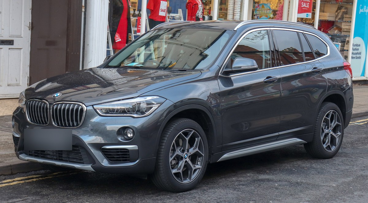 BMW X1 F48 в тёмно-сером цвете, вид спереди сбоку