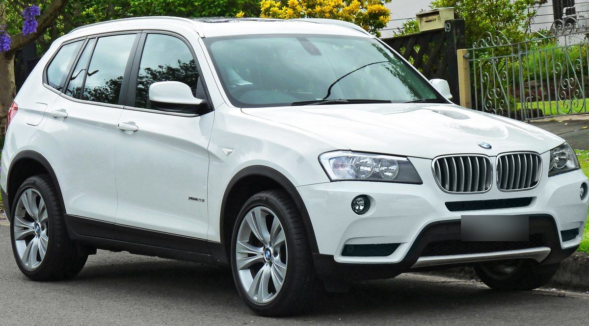 BMW X3 F25 белого цвета, вид спереди сбоку