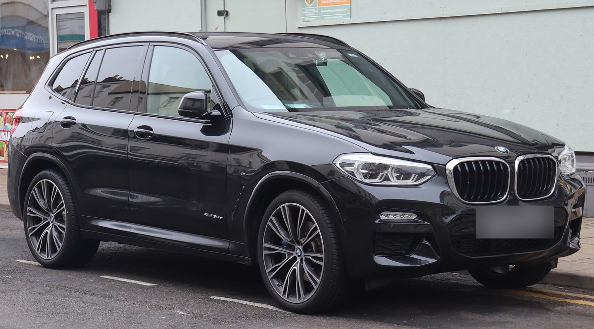 BMW X3 G01 в чёрном цвете, вид спереди сбоку