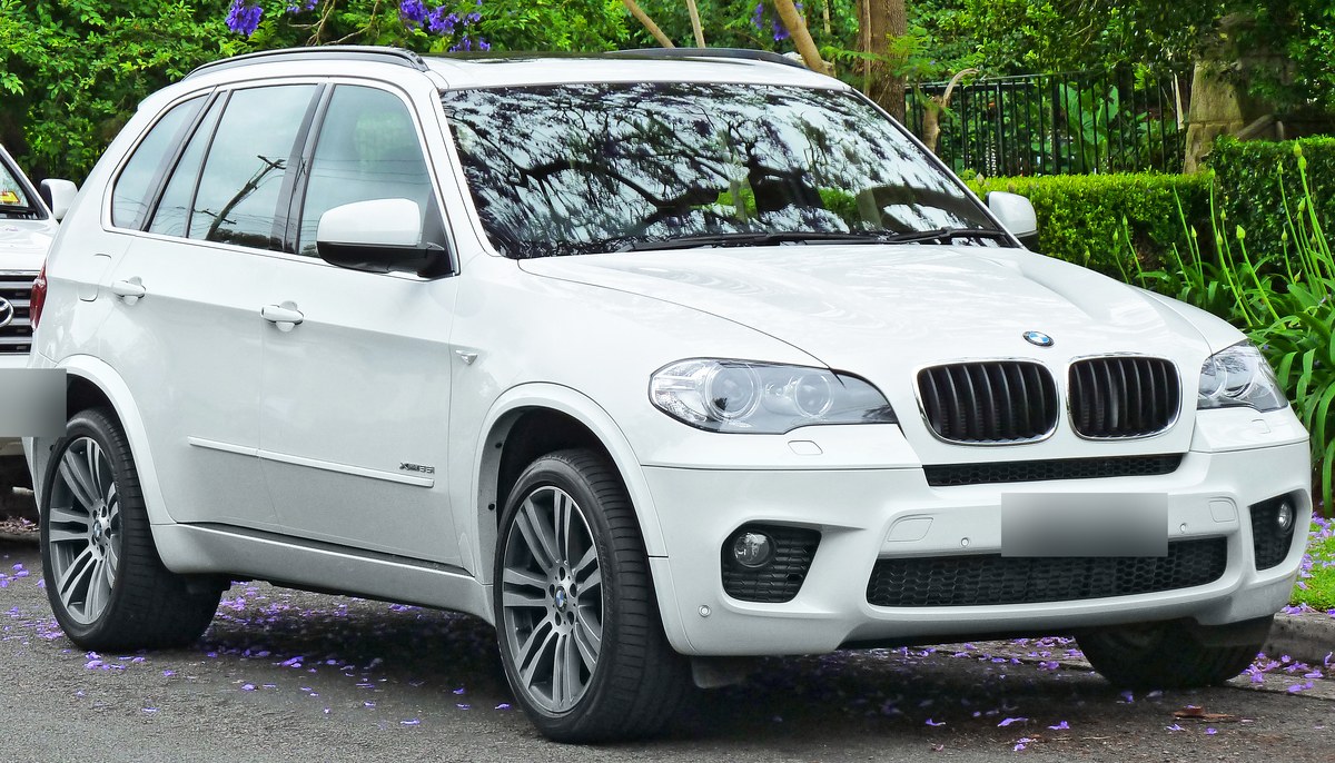 BMW X5 E70 белого цвета, вид спереди сбоку