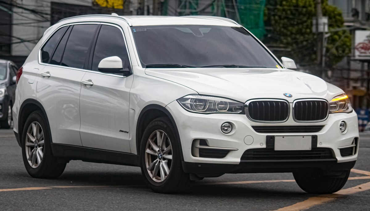 BMW X5 F15 белого цвета, вид спереди сбоку