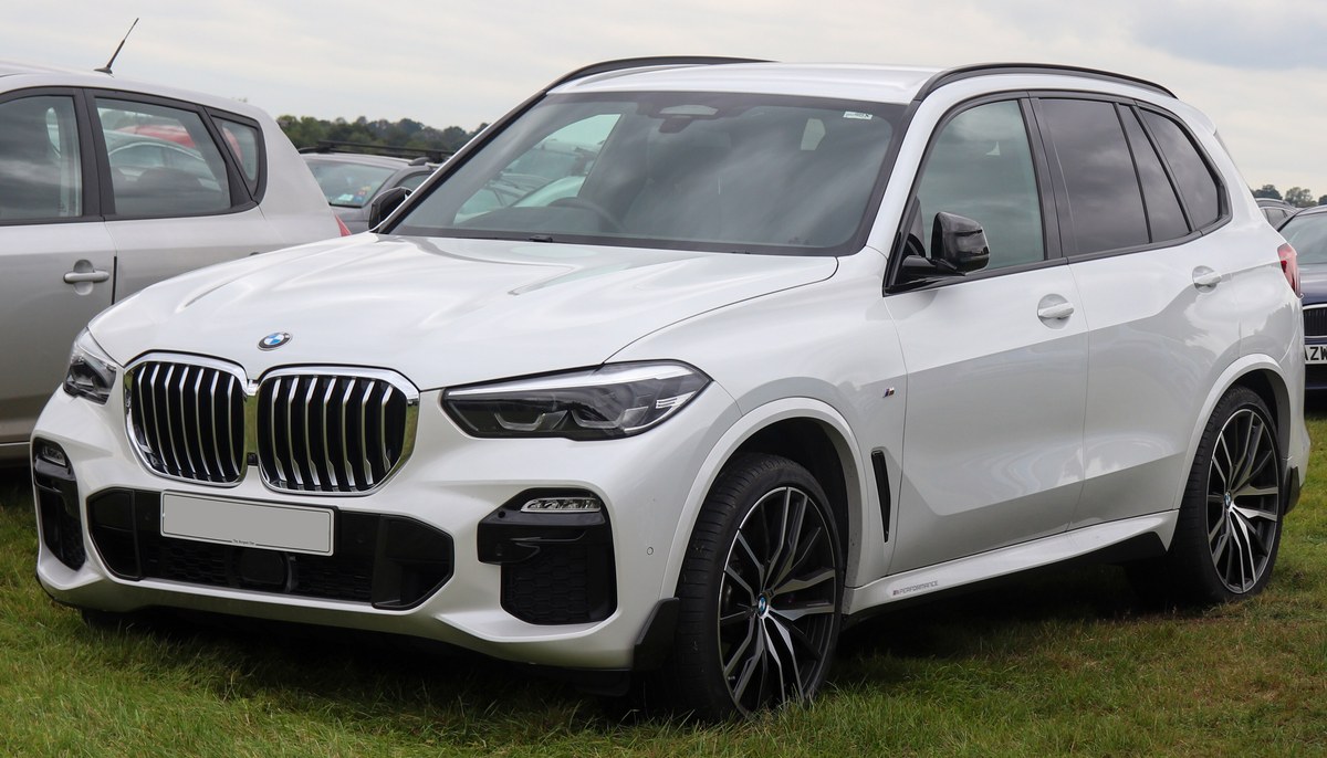 BMW X5 G05 xDrive30d M Sport белого цвета, вид спереди сбоку