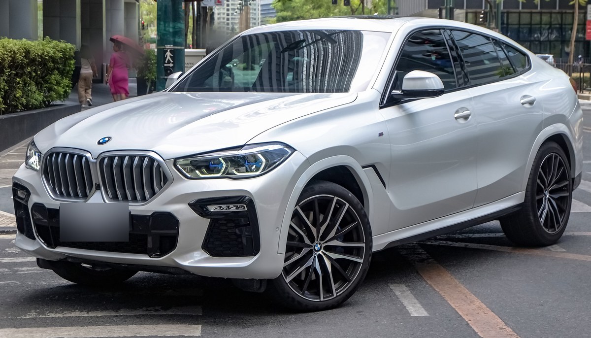 BMW X6 G06 xDrive30d M Sport в серебристо-белом цвете, вид спереди сбоку