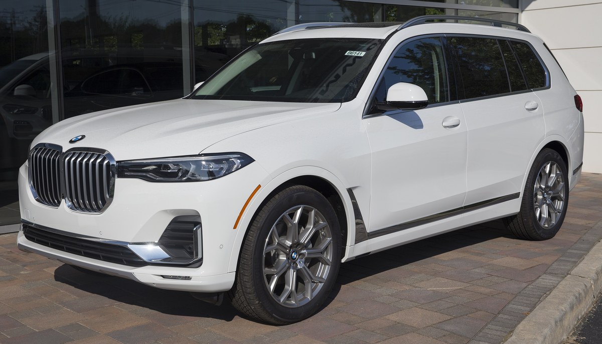 BMW X7 G07 xDrive40i белого цвета, вид спереди сбоку