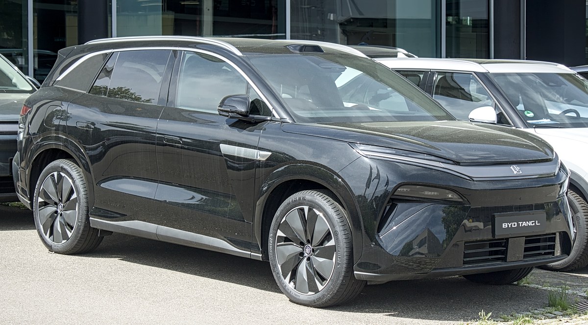 BYD Tang L (Atto 8) чёрного цвета, вид спереди сбоку