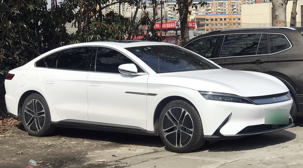 Седан BYD Han EV белого цвета, вид спереди сбоку