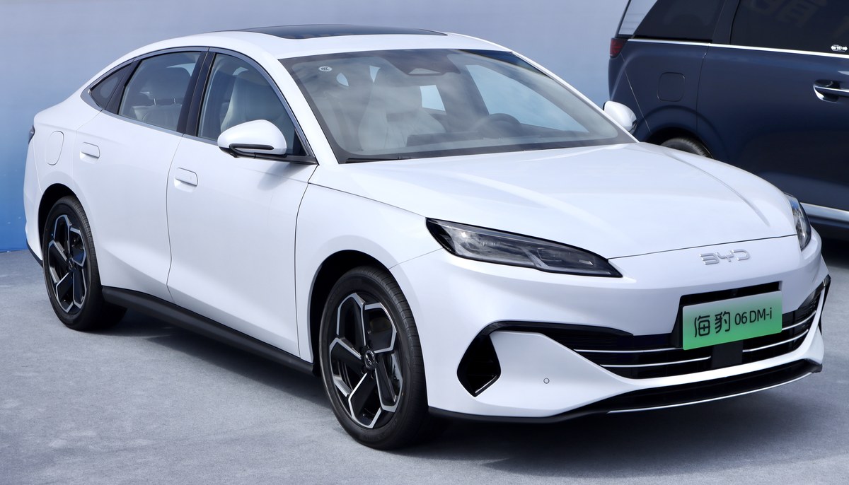 BYD Seal 06 DM-i седан белого цвета, вид спереди сбоку