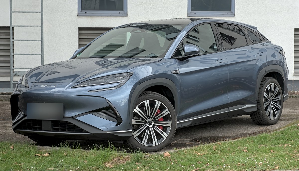 BYD Sealion 7 серо-голубого цвета, вид спереди сбоку