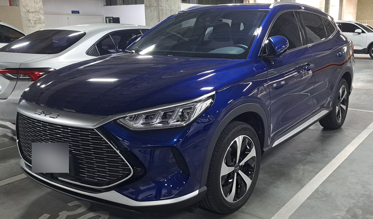 BYD Song Plus DM-i синего цвета, вид спереди сбоку на парковке