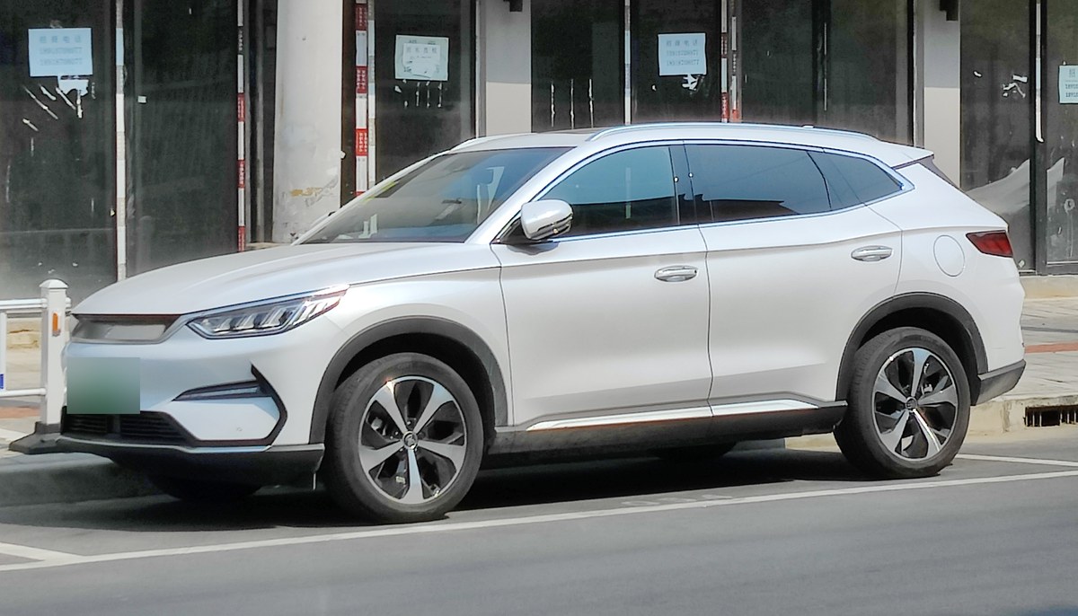 BYD Song Plus EV белого цвета, вид сбоку и спереди