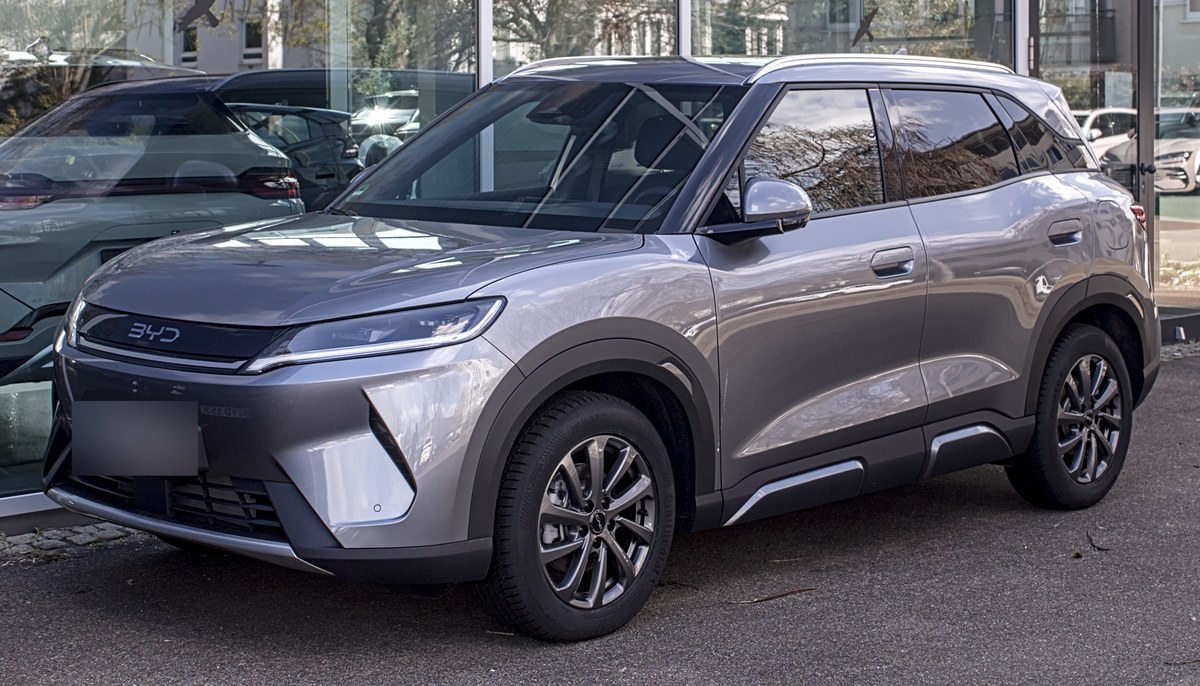 BYD Atto 2 DM-i серого цвета, вид спереди сбоку