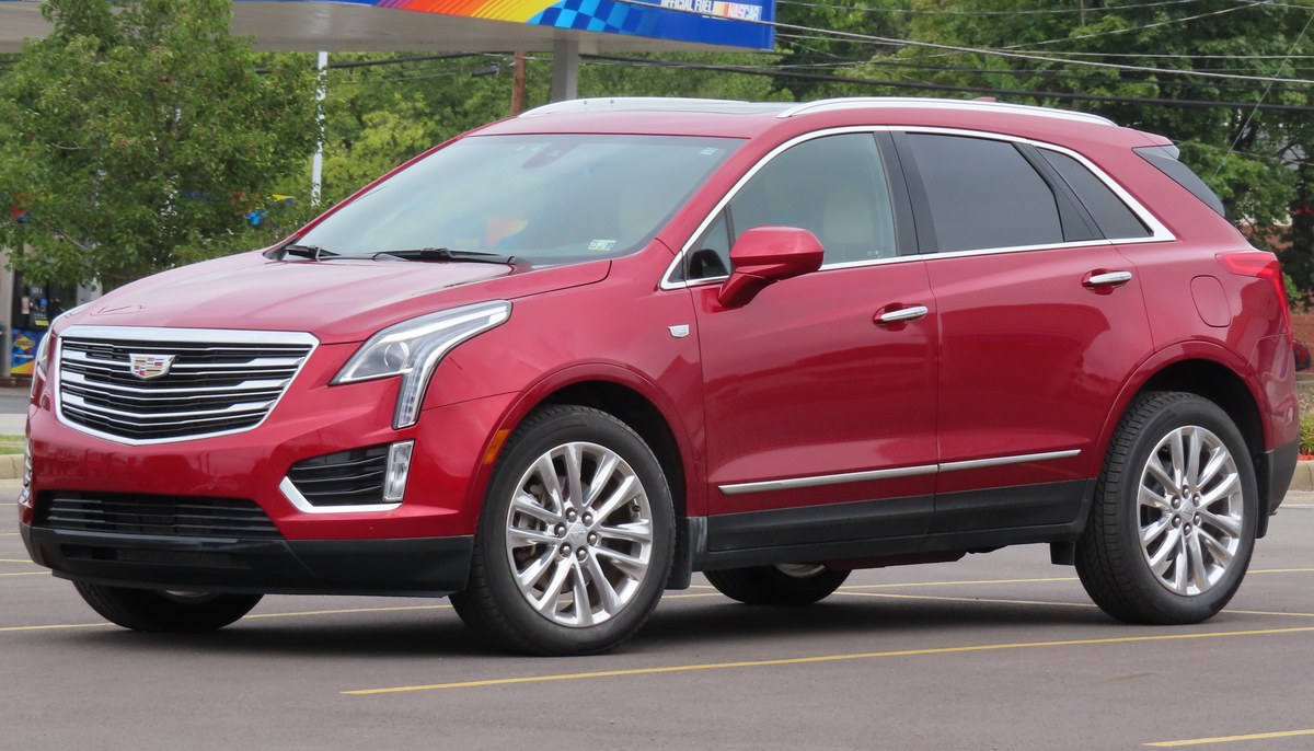 Красный Cadillac XT5 2019 года, вид спереди слева, на парковке