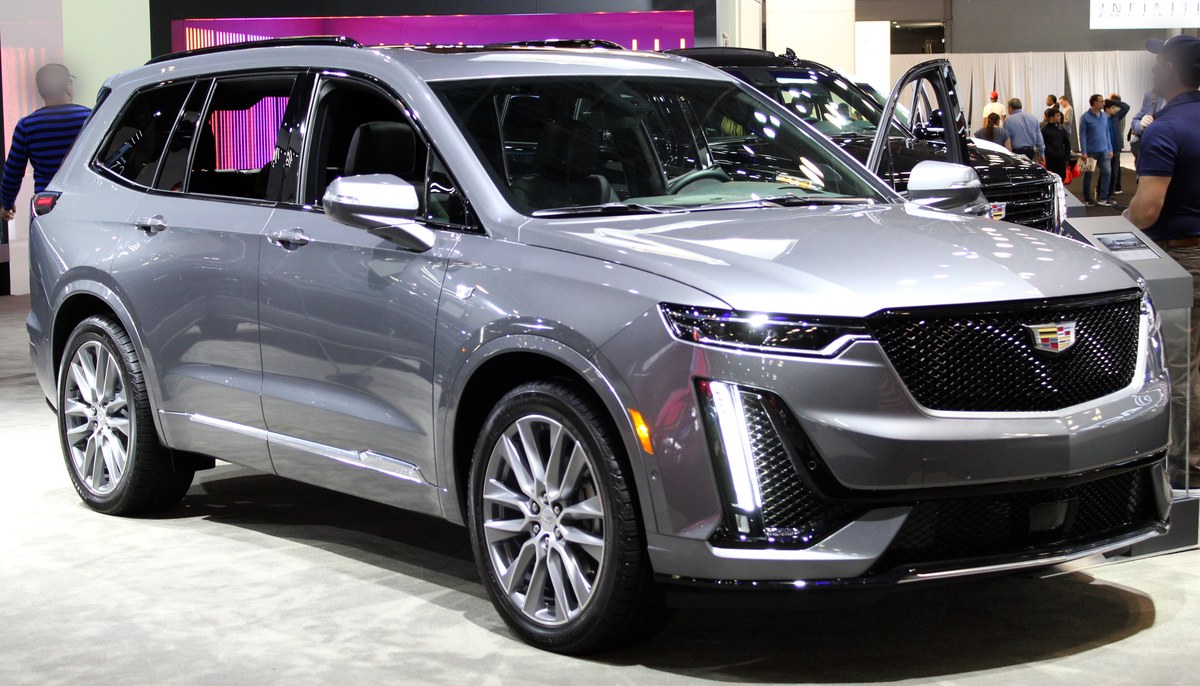 Серый Cadillac XT6 2020 года, вид спереди справа в три четверти, на автосалоне в Нью-Йорке