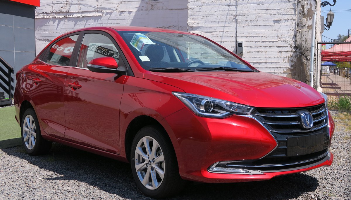 Красный седан Changan Alsvin, вид спереди и сбоку, на стоянке дилера, экспортная версия